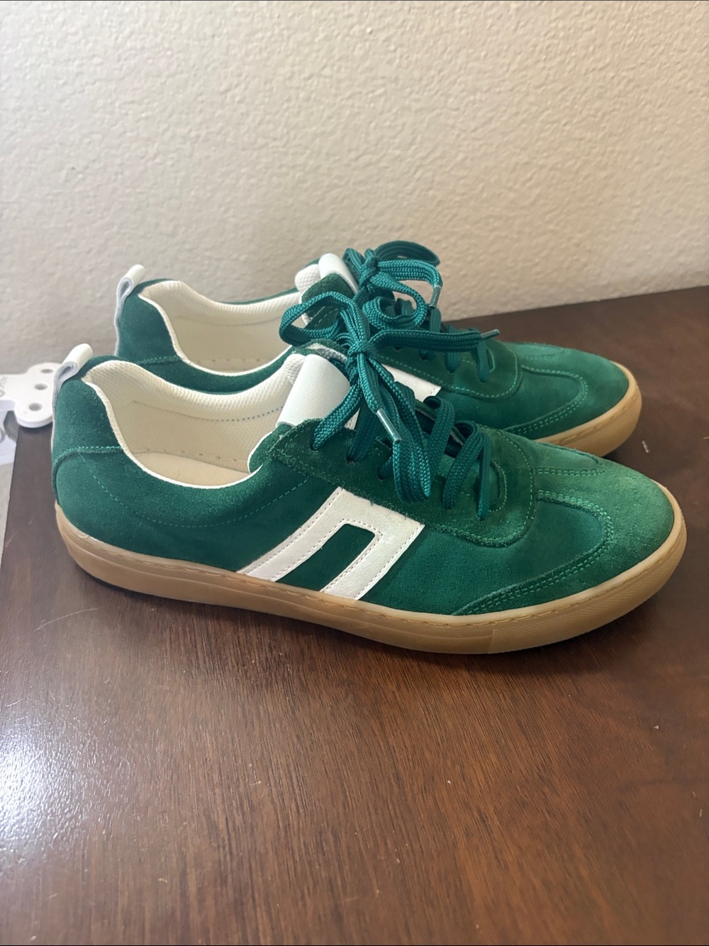 Cruza Sneaker tennis shoe size 40 with green suede and White Accent and Gum Sole